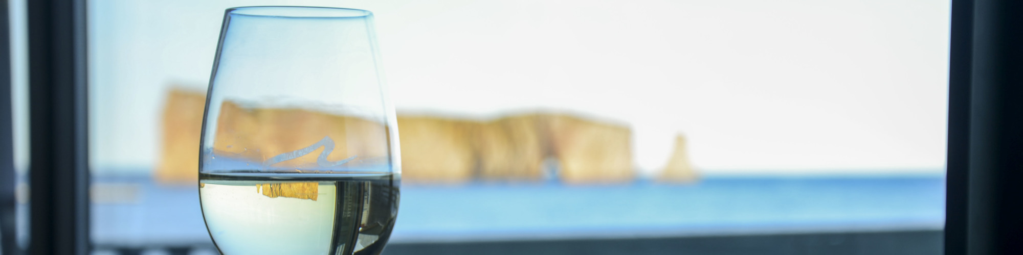 Glass of wine, by the sea, Percé Rock, Riôtel