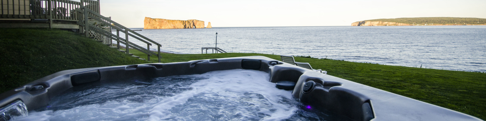 Hot tub, view of the sea and Percé Rock