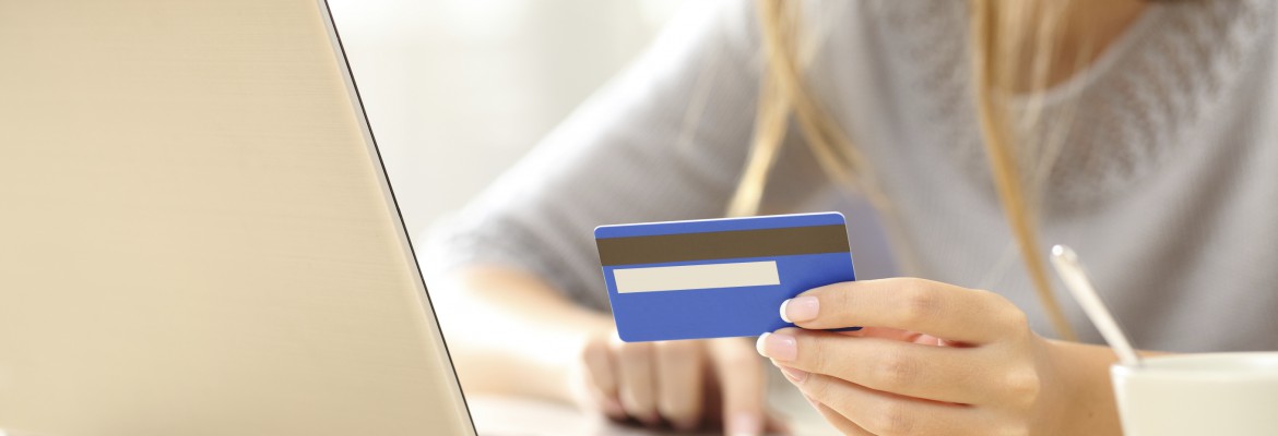 Femme effectuant un paiement en ligne sur son ordinateur portable